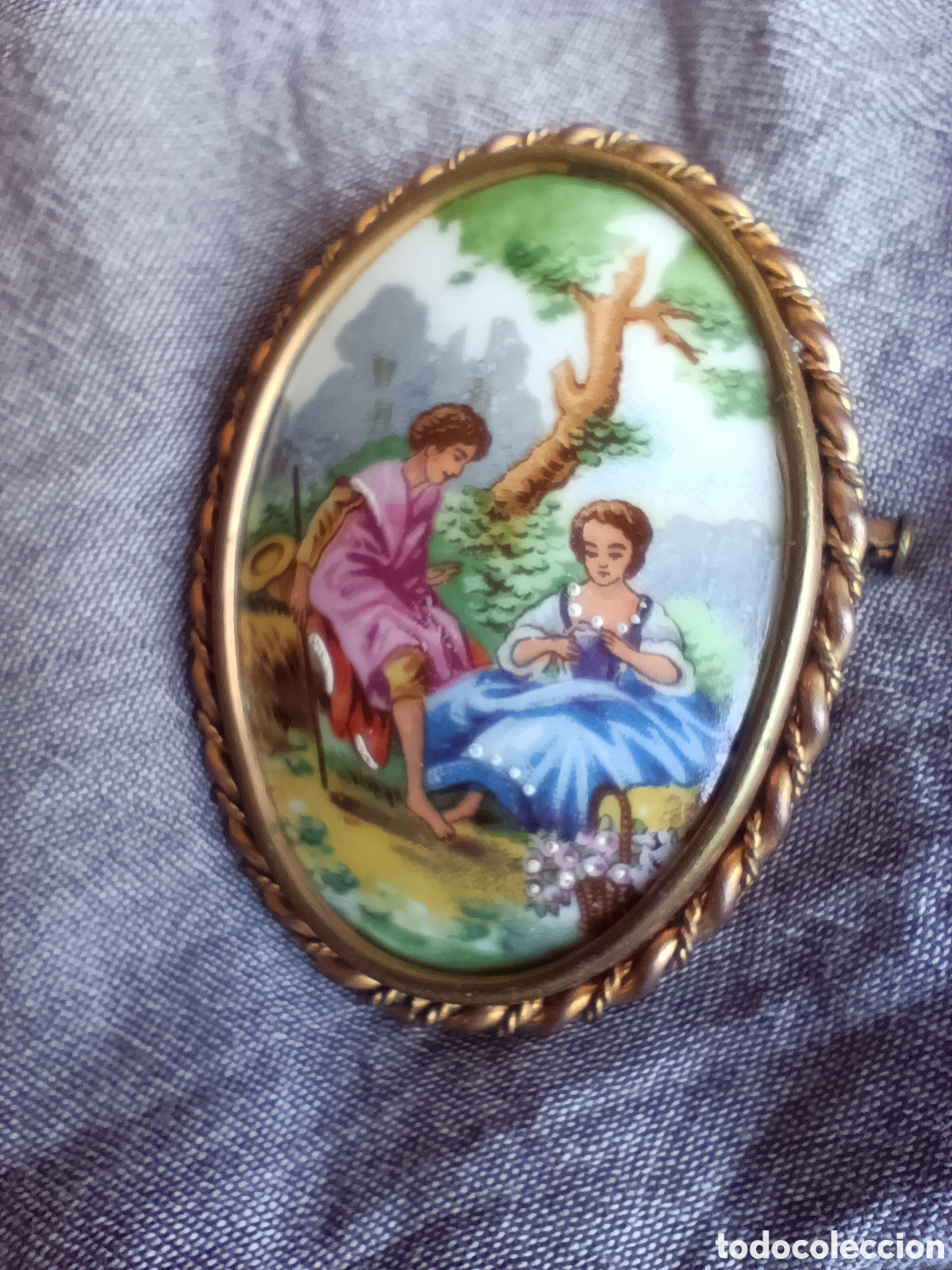 Joyeria: Broche Vintage de Porcelana de LIMOGES (Francia) - Escena Galante Rococ&oacute; - Marco Entorchado