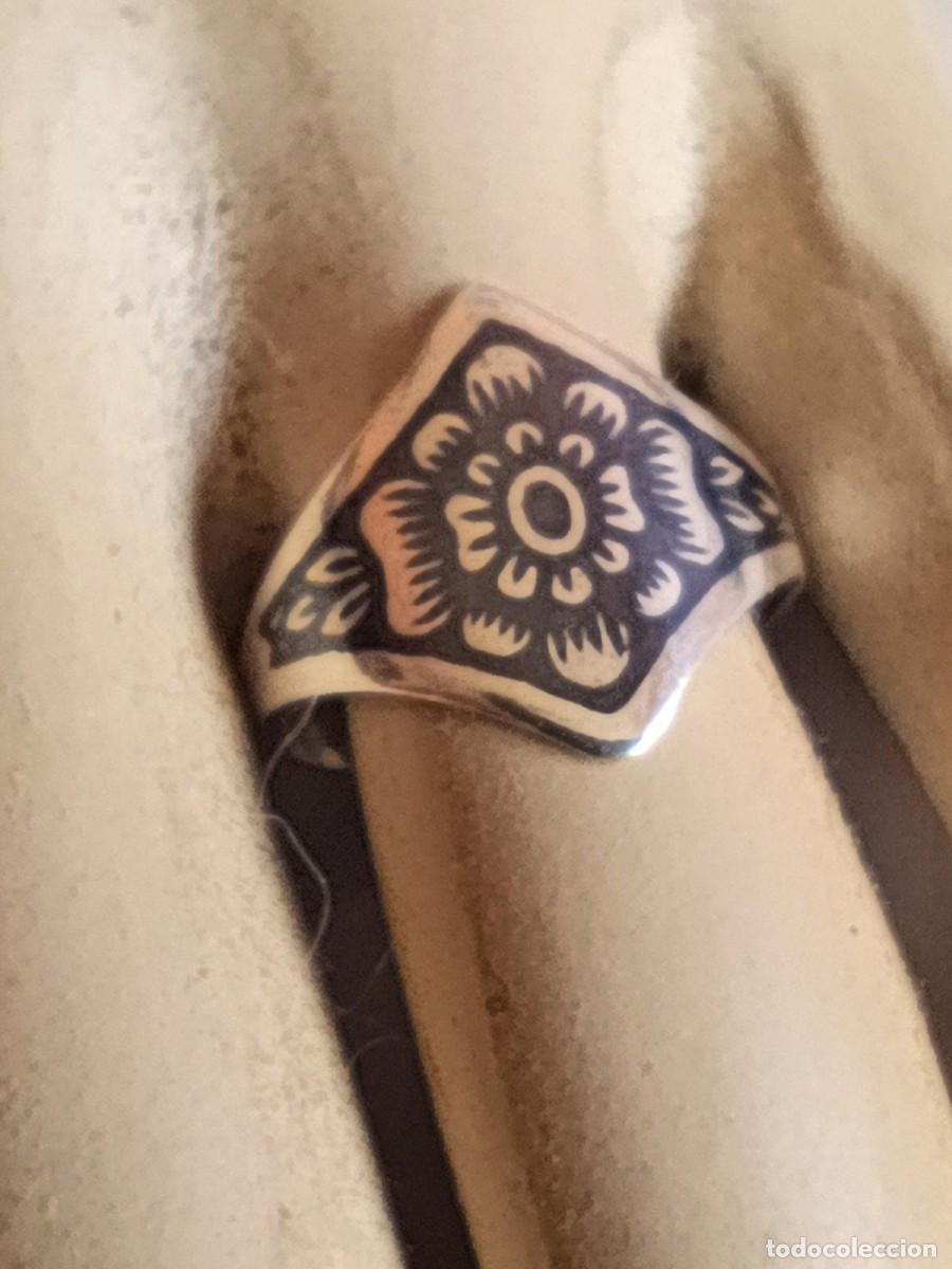 Joyeria: Anillo de plata de 1 Ley con niel 'Severnaya Chern'. Rusia 1999