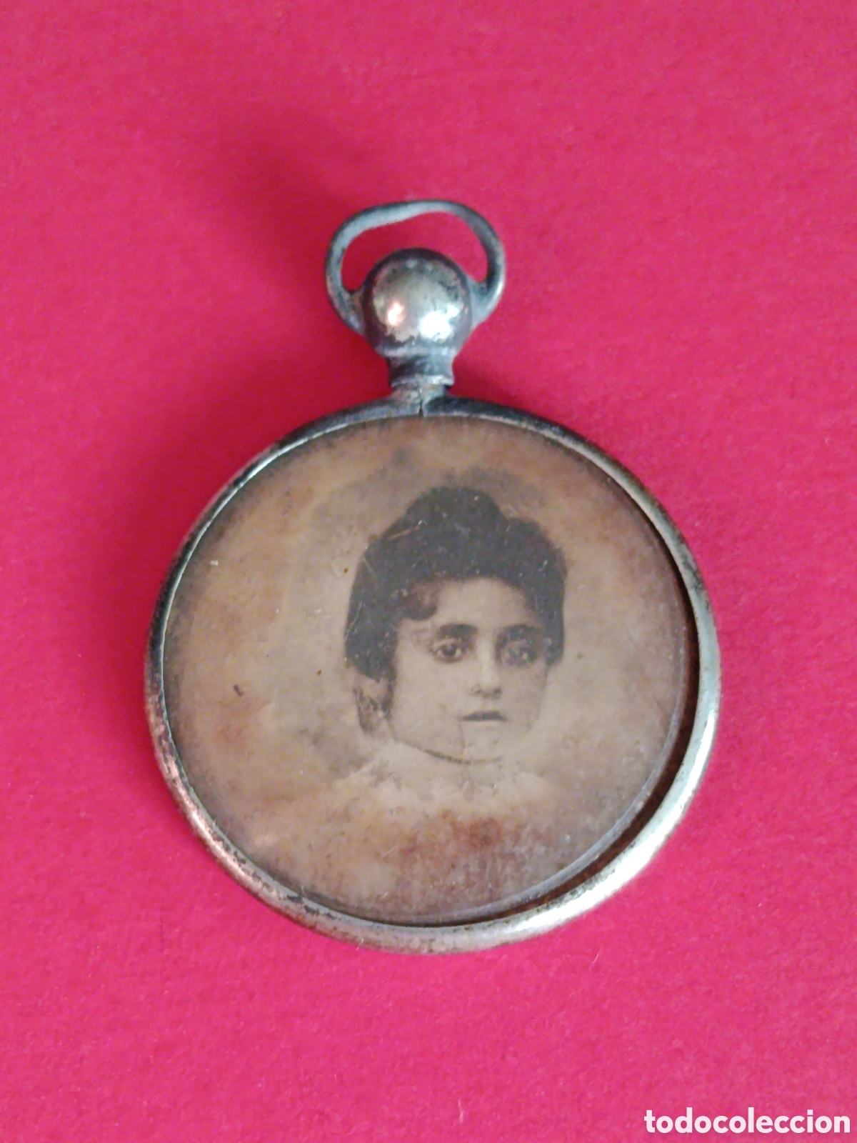 Joyeria: ANTIGUO GUARDAPELOS O PORTARRETRATOS DEL S XIX. 2,8 CM. PLATA. LE FALTA UN VIDRIO.
