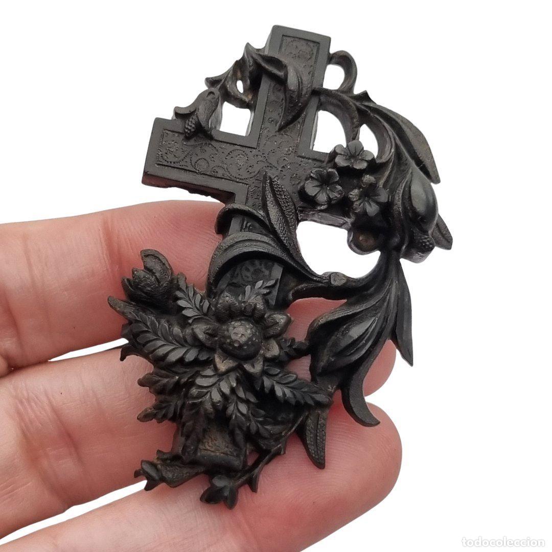 Joyeria: Broche de luto victoriano en vulcanita, cruz con hiedra y flores, Inglaterra, circa 1880-1900