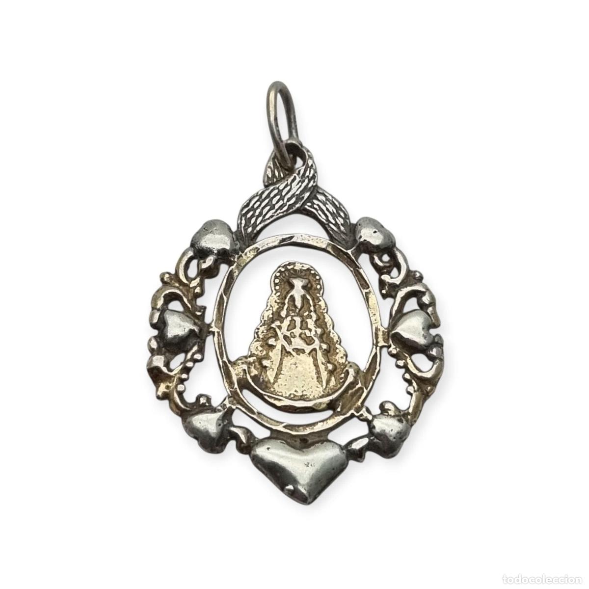 Joyeria: Colgante religioso de la Virgen del Roc&iacute;o en plata de ley, dise&ntilde;o calado con corazones