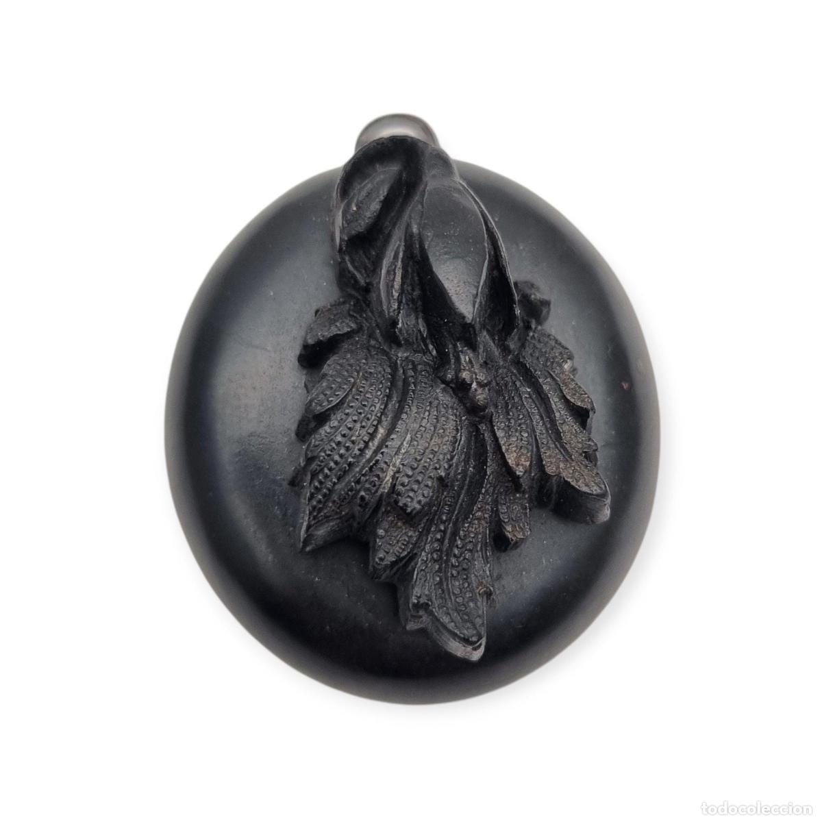 Joyeria: Guardapelo floral Victoriano antiguo de vulcanita, circa 1880-1900, joyer&iacute;a de luto
