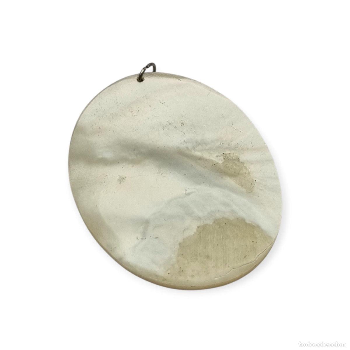 Joyeria: Colgante de n&aacute;car tallado contempor&aacute;neo siglo XX, perfil femenino en relieve