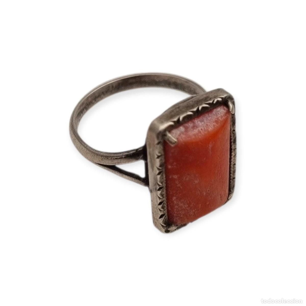 Joyeria: Anillo Art D&eacute;co de plata 800 Italia y coral natural, circa 1950-1960, dise&ntilde;o geom&eacute;trico