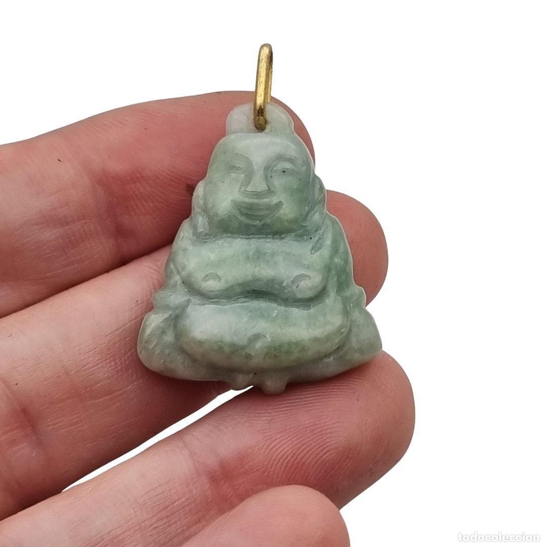 Joyeria: Colgante Buda circa 1970 en jade verde, amuleto de figura tallada con anilla en tono dorado