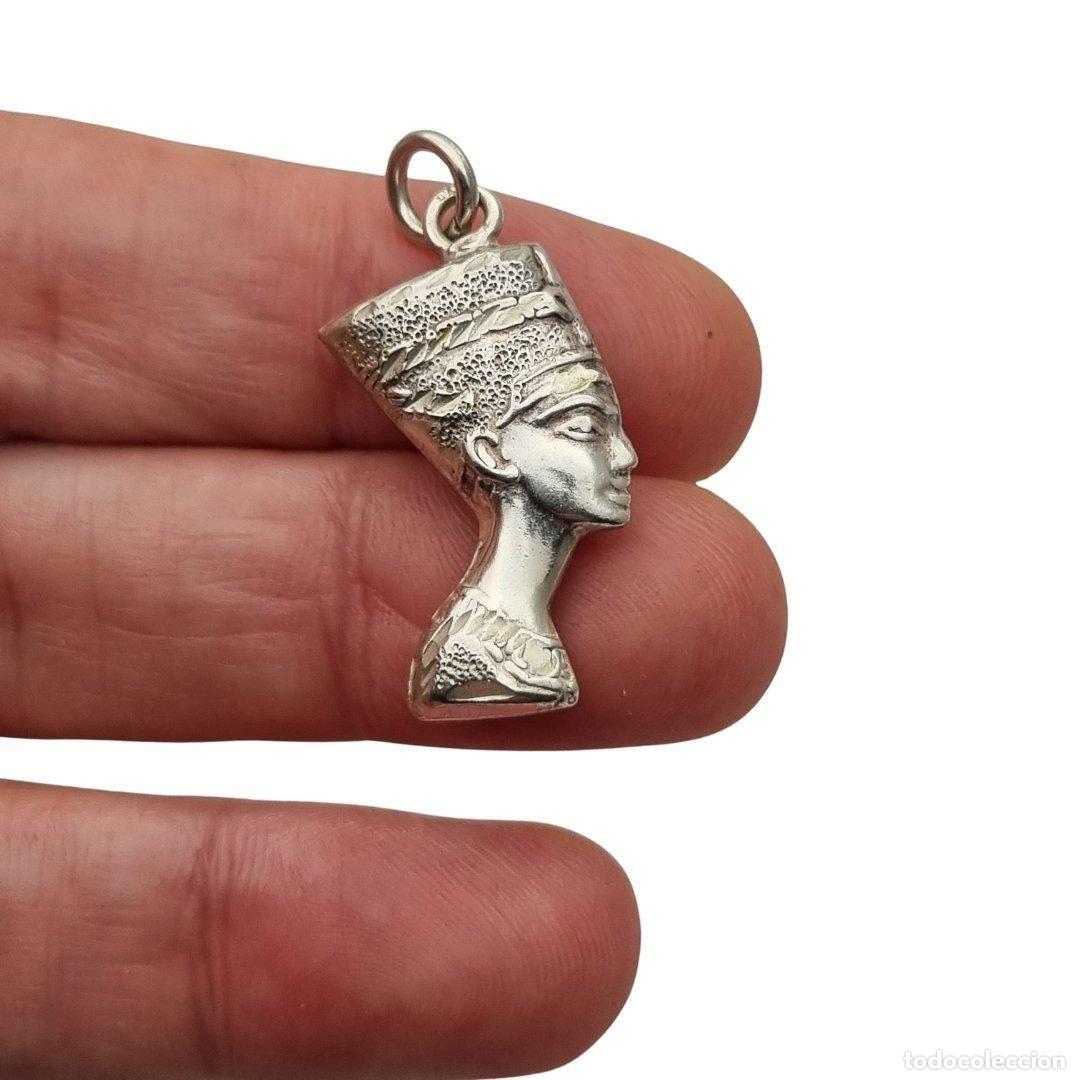 Joyeria: Colgante vintage de Nefertiti en plata, inspiraci&oacute;n egipcia, siglo XX