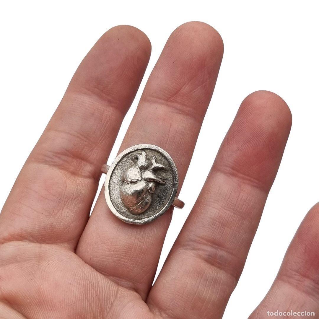 Joyeria: Anillo artesanal brutalista de plata, coraz&oacute;n anat&oacute;mico en relieve, circa 1970-80
