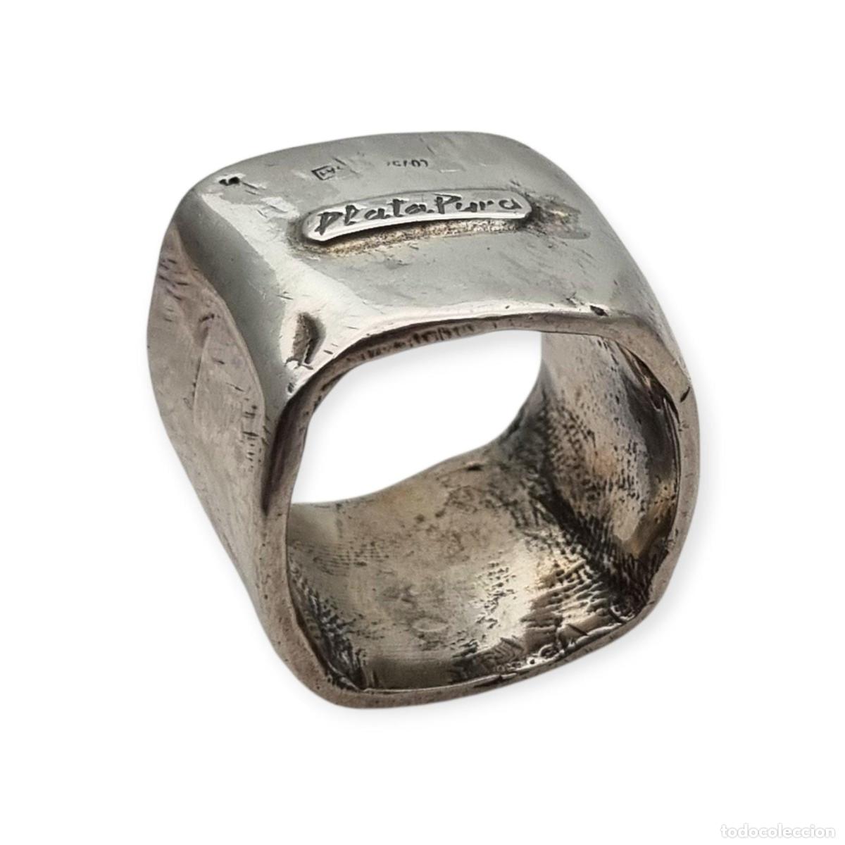 Joyeria: Anillo brutalista de plata Plata Purabanda ancha de dise&ntilde;o escult&oacute;rico y org&aacute;nico, siglo XX