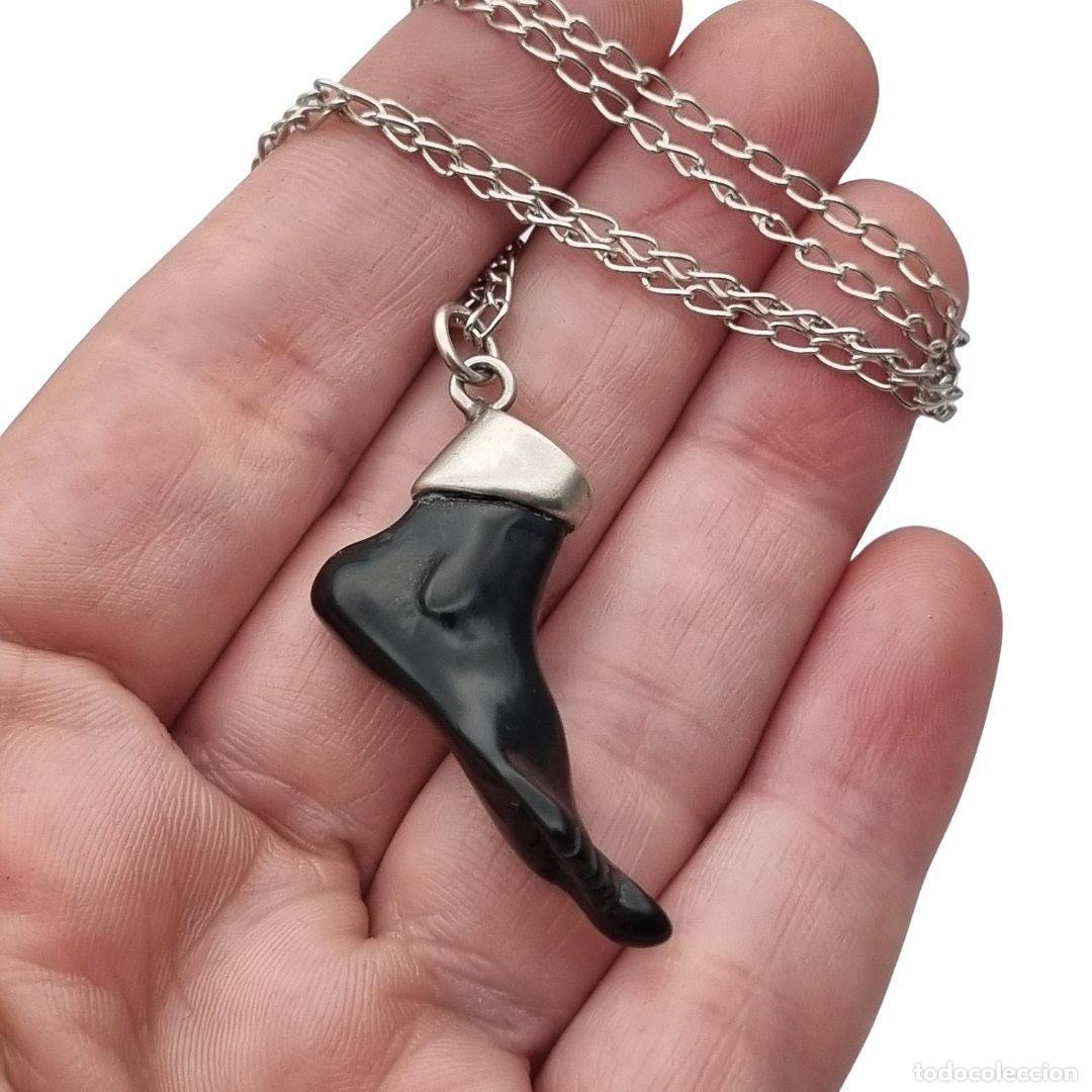 Joyeria: Colgante amuleto pie de obsidiana negra con plata 800 Europa circa 1970