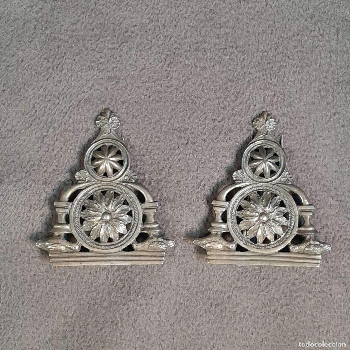 Joyeria: J-4479. PAR DE BROCHES DE PLATA. SIGLO XIX.