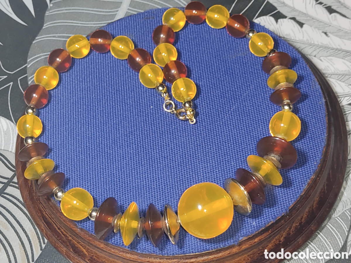 Joyeria: Collar de resina o pasta imitando a &aacute;mbar.