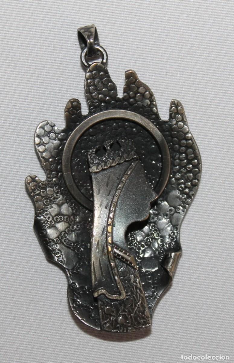 Joyeria: Colgante de la Virgen de Montserrat en metal plateado