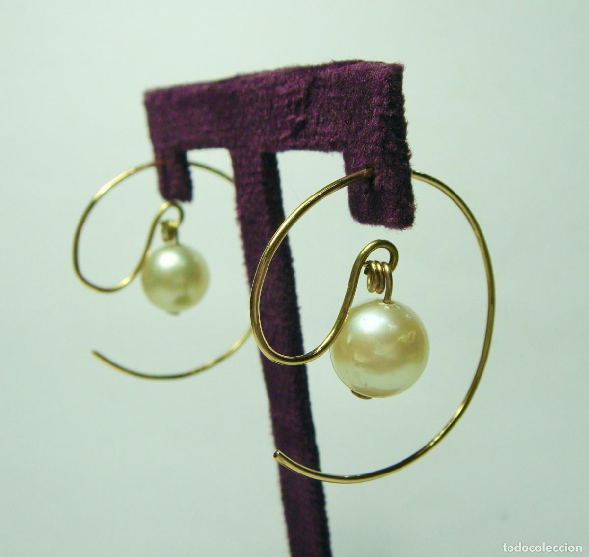 Joyeria: Pendientes espiral con perlas &middot; Oro de 18 quilates &middot; Dise&ntilde;o contempor&aacute;neo