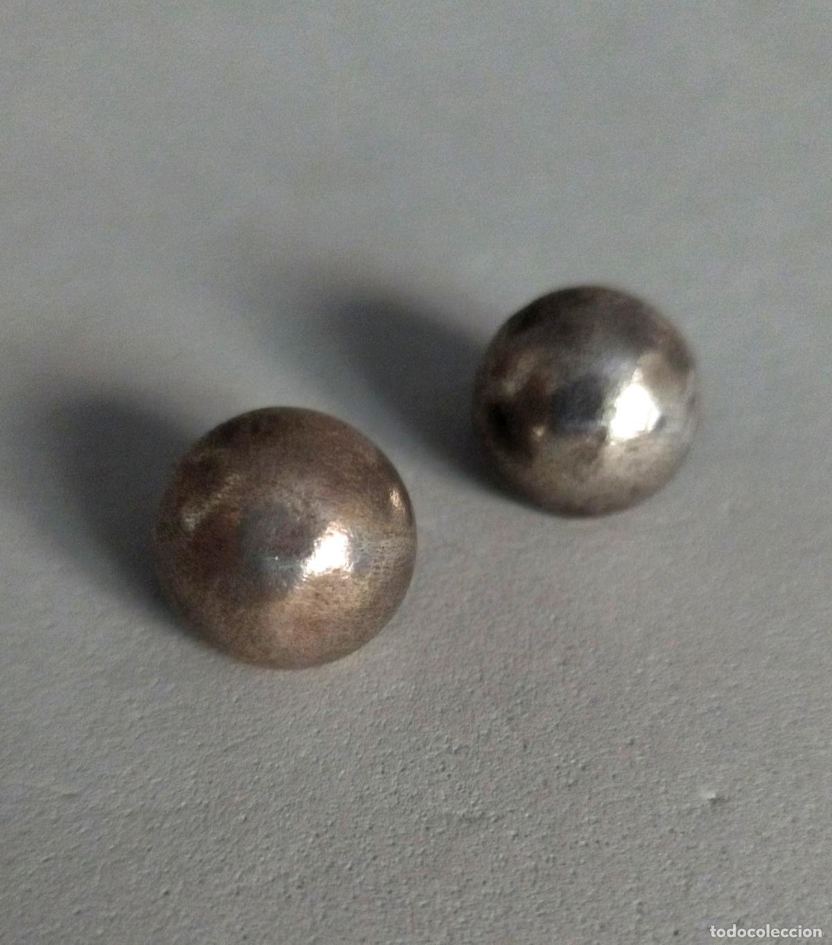 Joyeria: Antiguos pendientes redondos, media bola, plata de ley, cierre de omega.