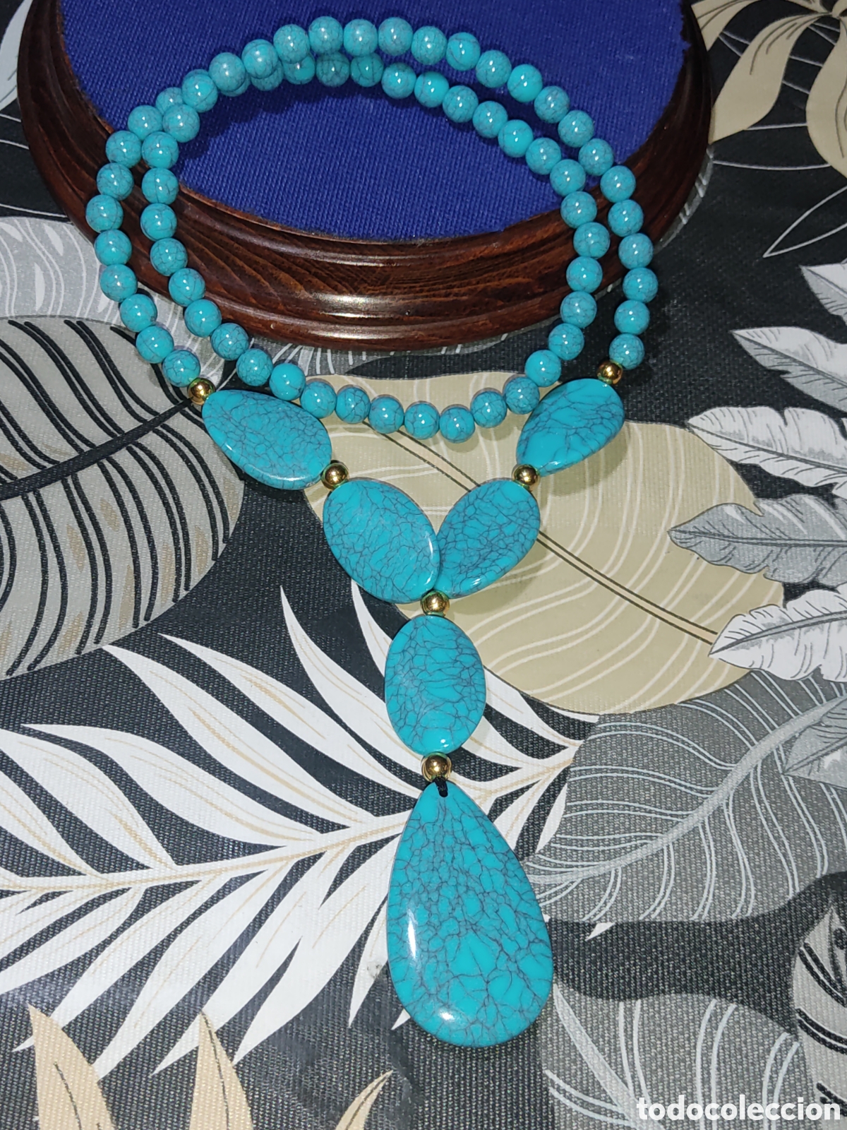 Joyeria: Collar largo de pasta o resina imitando a turquesa.Vintage.Nuevo.