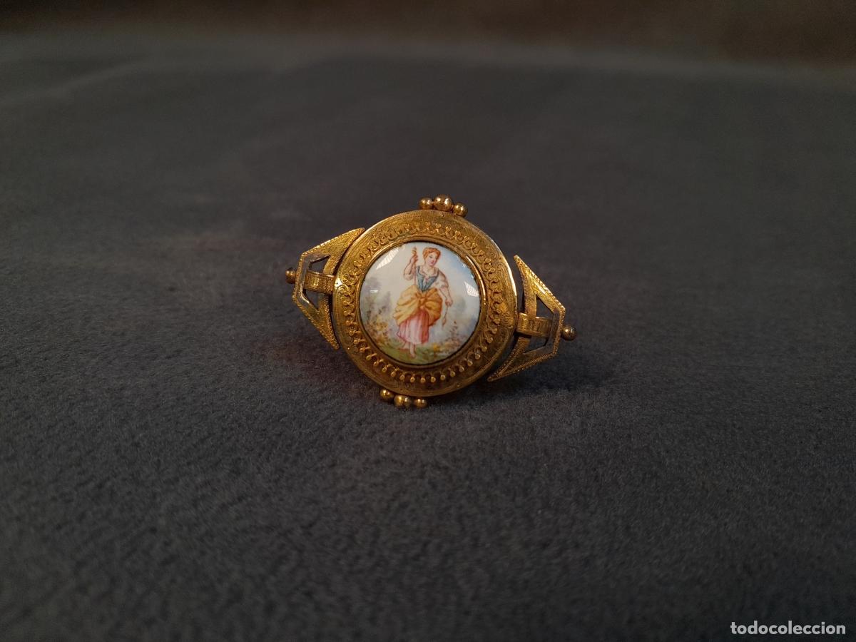 Joyeria: J-4485. ANTIGUO BROCHE DE AGUJA EN LAT&Oacute;N CON MEDALL&Oacute;N DE PORCELANA PINTADA A MANO. PRINCIPIOS S. XX.