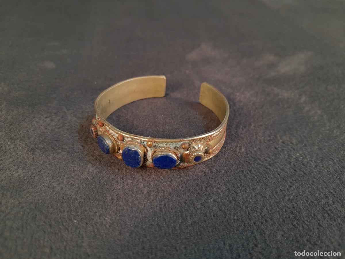 Schmuck: J-4484.BRAZALETE R&Iacute;GIDO DE METAL CON APLICACIONES DE LAPISL&Aacute;ZULI. ESTILO &Eacute;TNICO. SIGLO XX