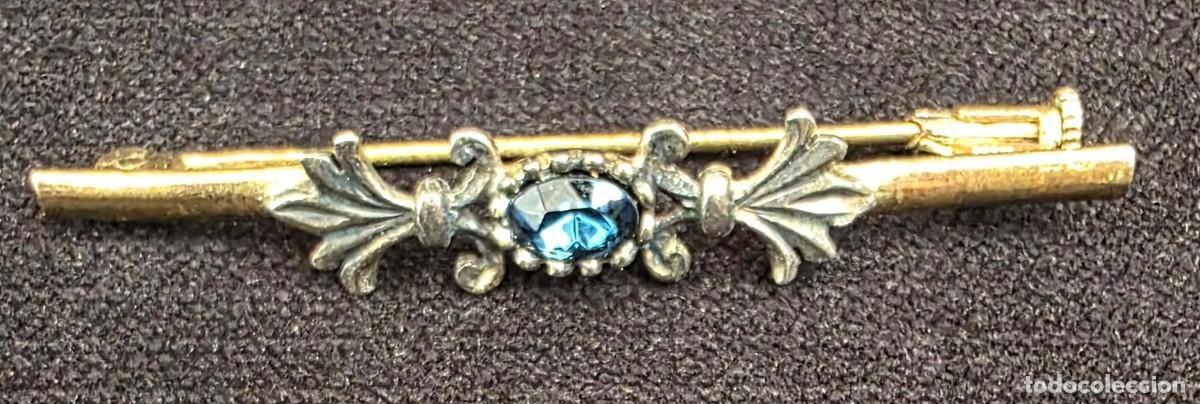 Joyeria: Broche Vintage Dorado con Piedra Azul Facetada y Motivos Florales &ndash; Estilo Victoriano 5,5 cm