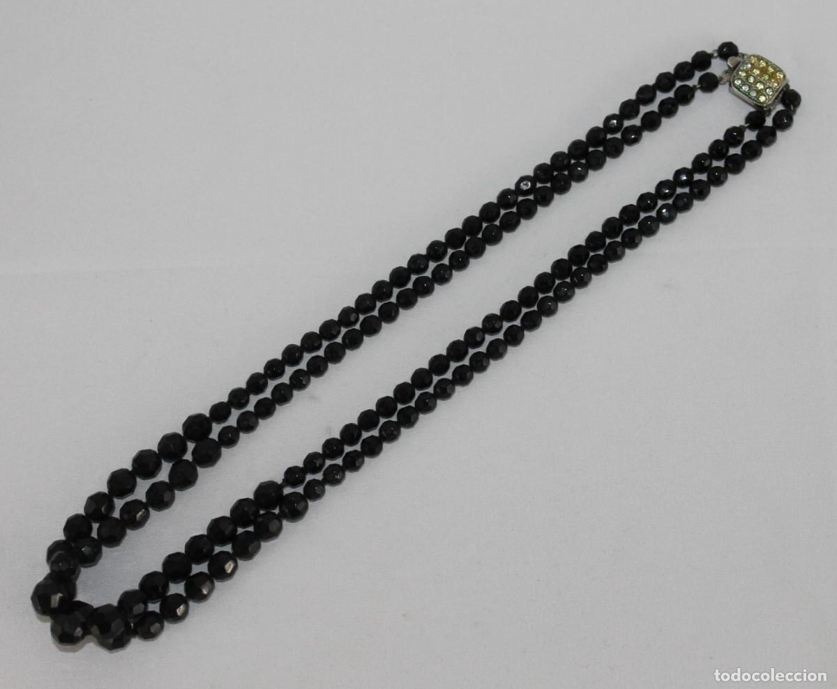 Joyeria: Collar vintage de azabache facetado y cierre de metal plateado con pedrer&iacute;a
