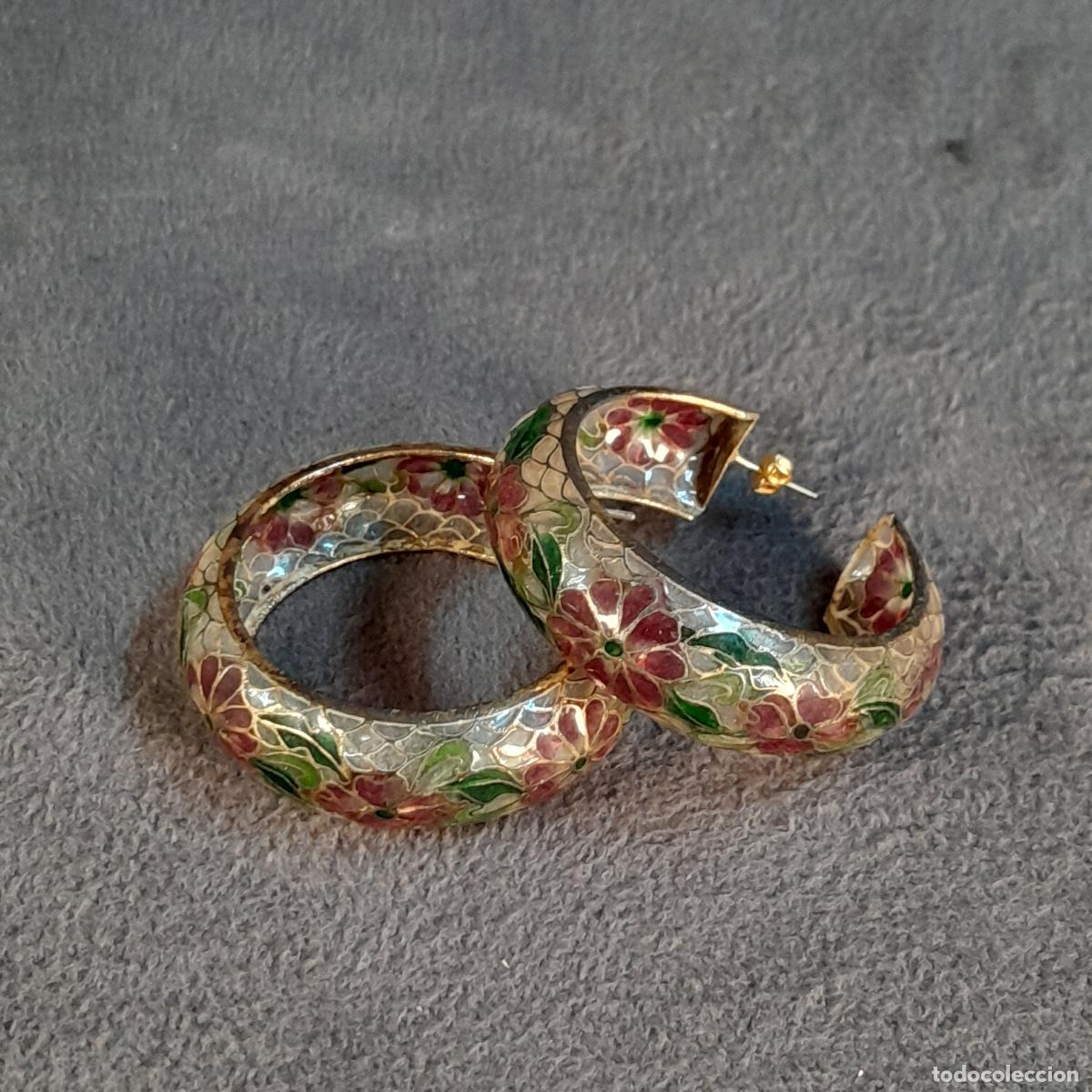 Joyeria: J-4487. PAREJA DE PENDIENTES DE MEDIA LUNA CON ESMALTE CLOISONN&Eacute;. 1950 CA.