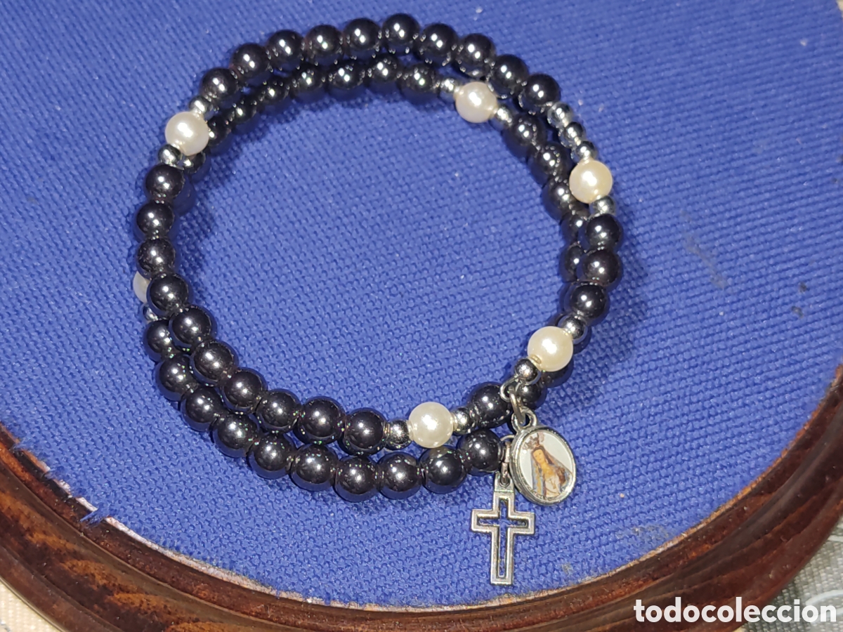 Joyeria: Pulsera religiosa con medalla y cruz de Hematita y perlas cultivadas.