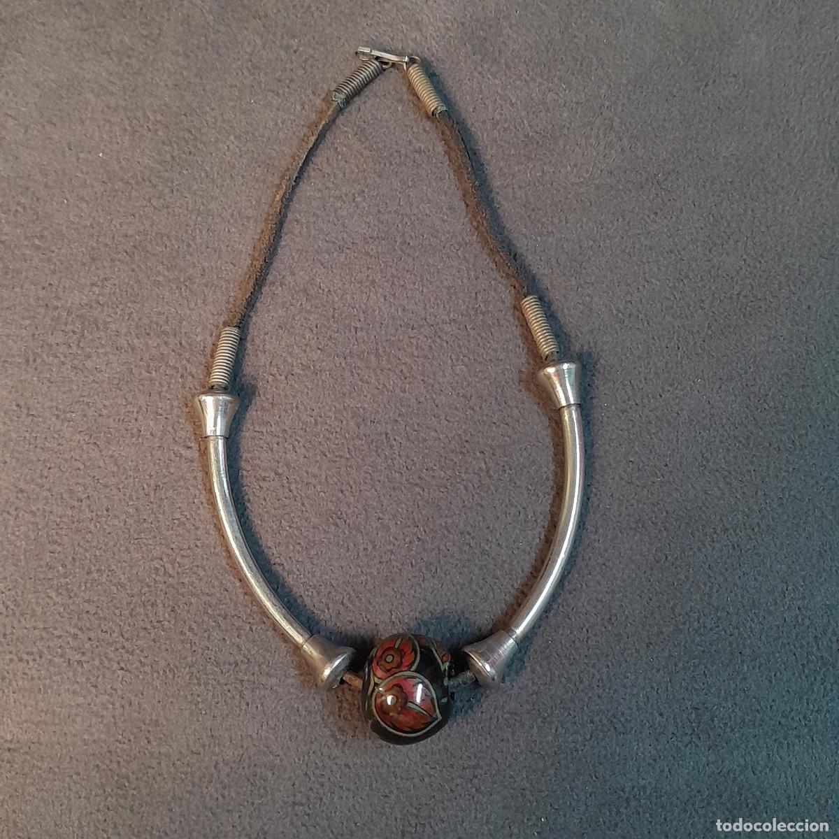 Joyeria: J-4491.COLLAR EN METAL PLATEADO CON CUNETA ESF&Eacute;RICA LACADA CON MOTIVOS FLORALES.MEDIADOS DEL S.XX