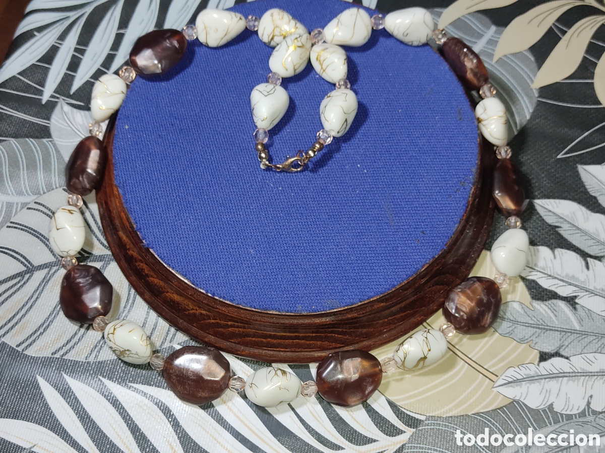 Joyeria: Collar de resina o pasta imitando a turquesa blanca.Vintage.
