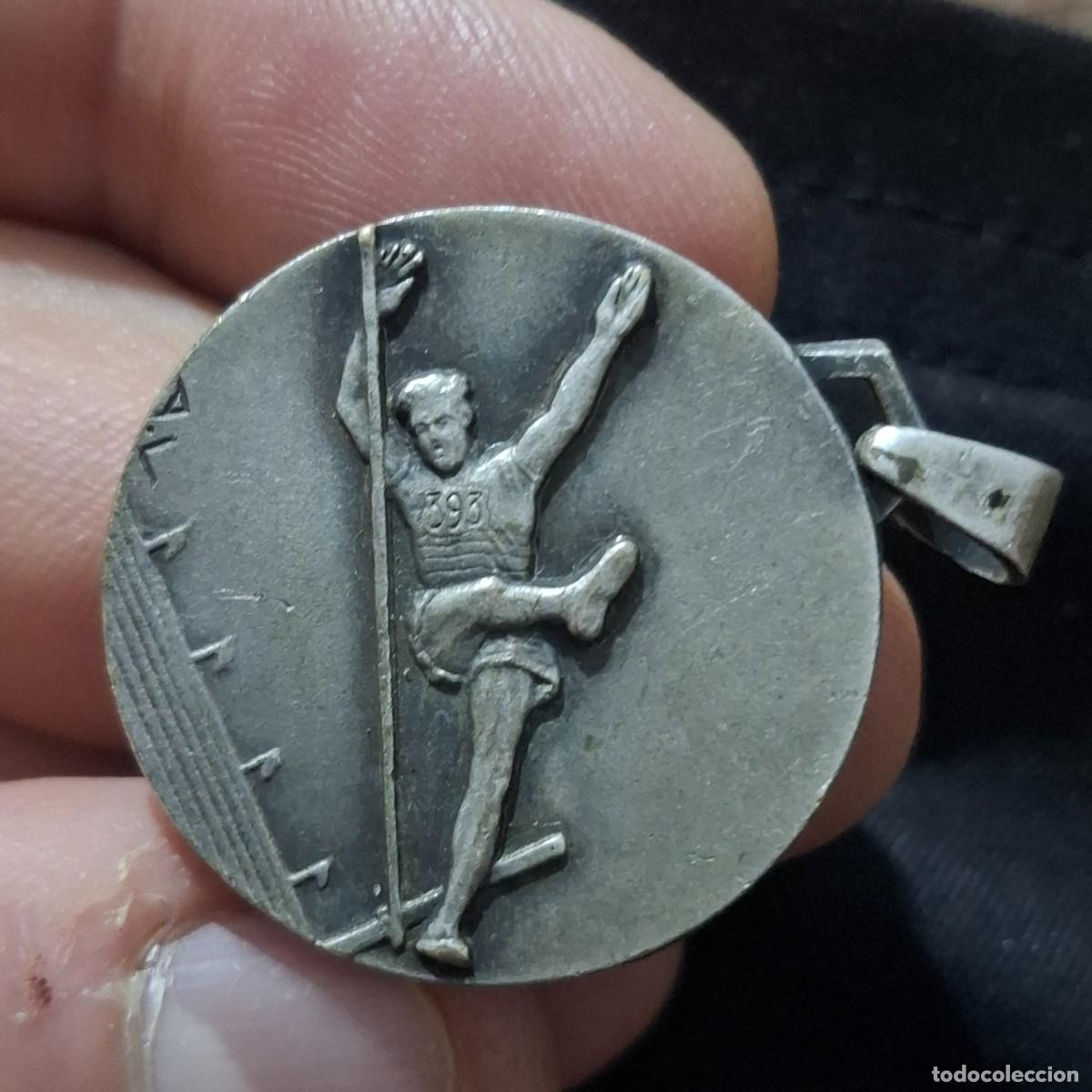 Joyeria: Precioso colgante antiguo de atletismo. Plata???