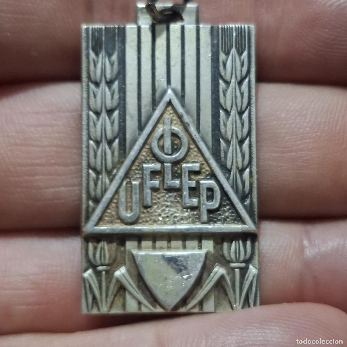 Joyeria: Antiguo colgante deportivo de estilo art dec&oacute;.