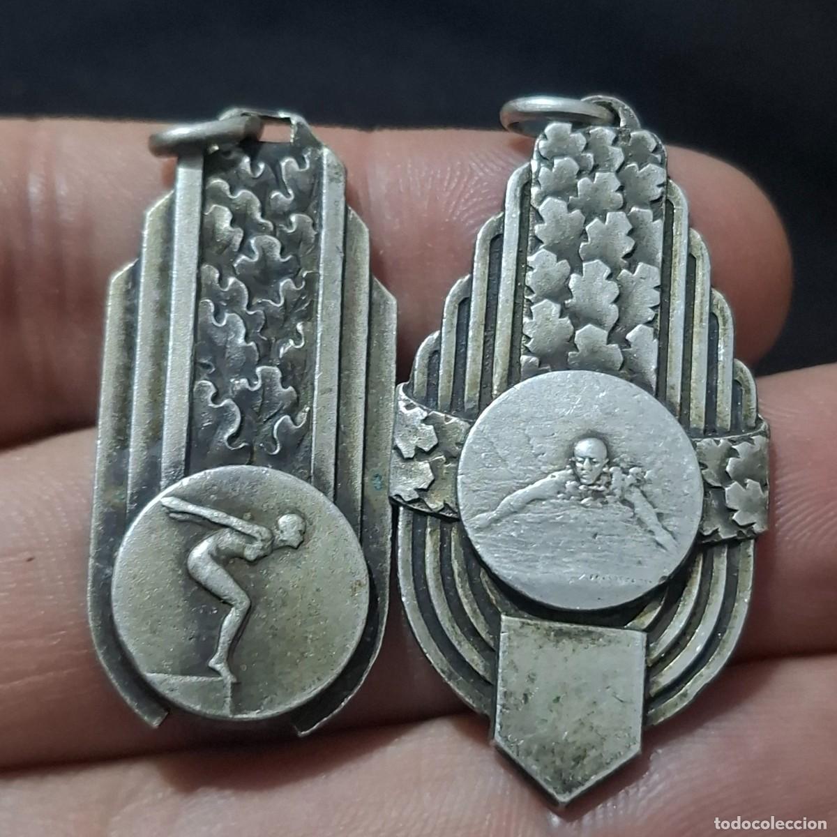 Joyeria: Par de medallas colgantes antiguos deportivos ( nataci&oacute;n) estilo art dec&oacute;. A&ntilde;os 50. Plata?