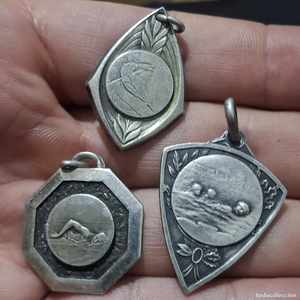 Joyeria: Tres bonitos colgantes/ medalas antiguas deportivas. 2 de nataci&oacute;n y 1 de atletismo. A&ntilde;os 50.plata?