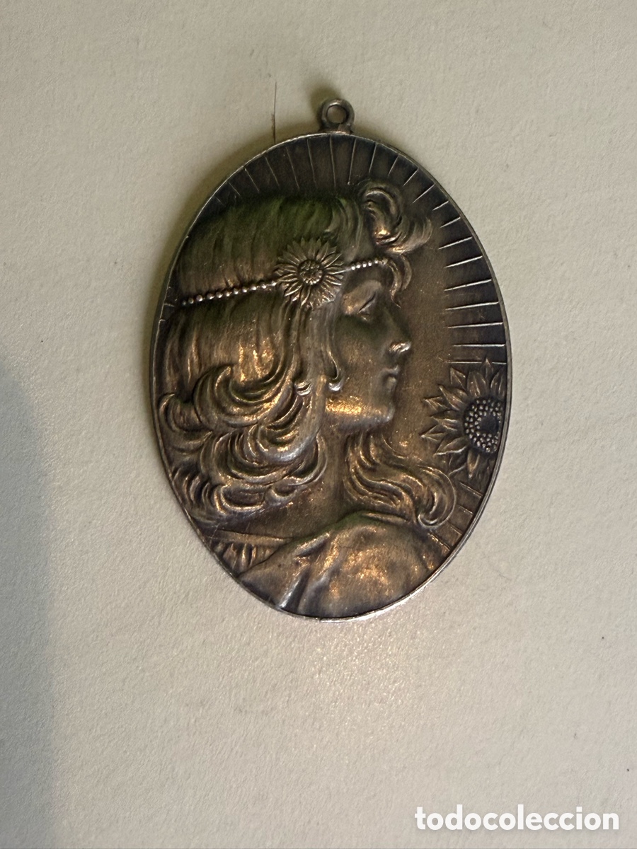 Joyeria: Gran Colgante Modernista Art Nouveau Dama con Girasoles Relieve 5 cm