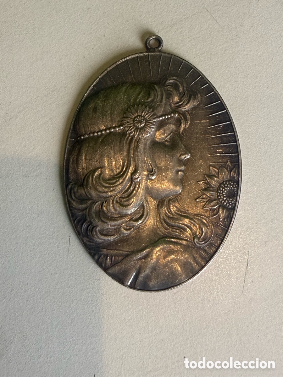 Joyeria: Gran Colgante Modernista Art Nouveau Dama con Girasol Relieve 5 cm Vintage