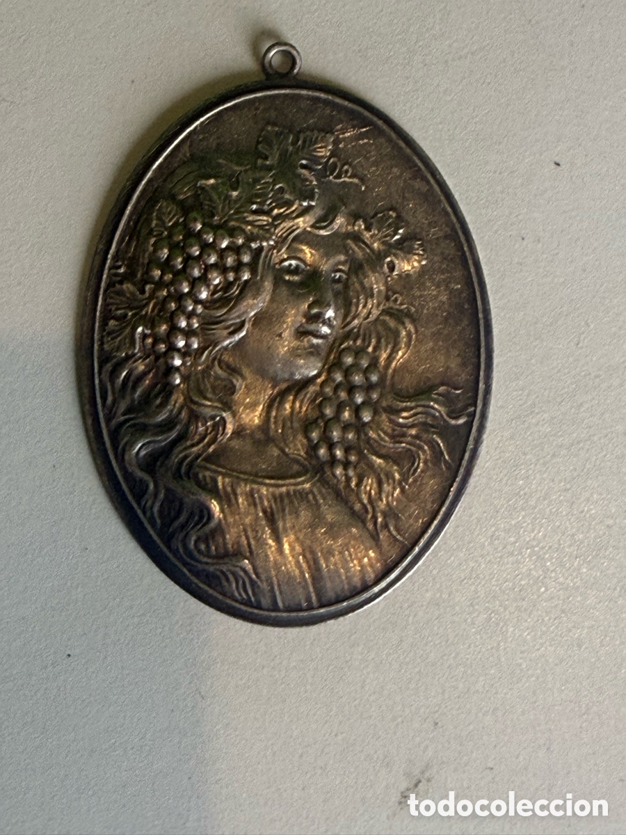 Joyeria: Gran Colgante Modernista Art Nouveau Mujer con Racimos de Uvas Relieve 5 cm