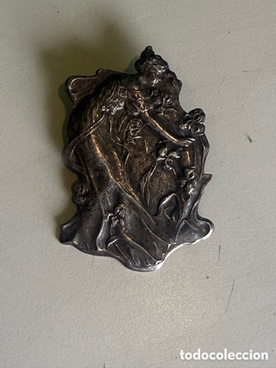 Joyeria: Broche Modernista Art Nouveau Mujer con Lirios Relieve Plateado Vintage