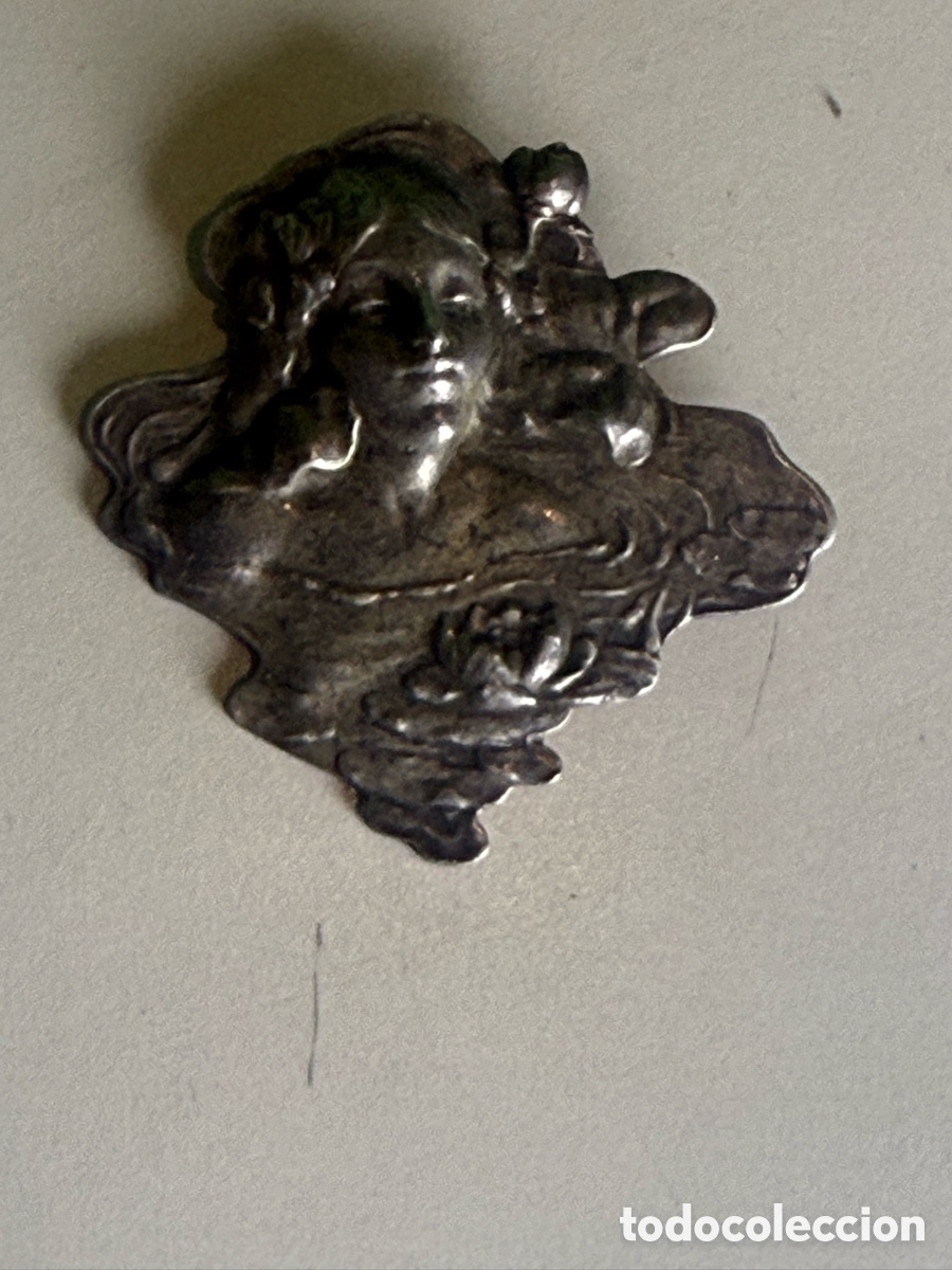 Joyeria: Broche Modernista Art Nouveau Rostro Femenino con Flores Relieve Plateado Vintage