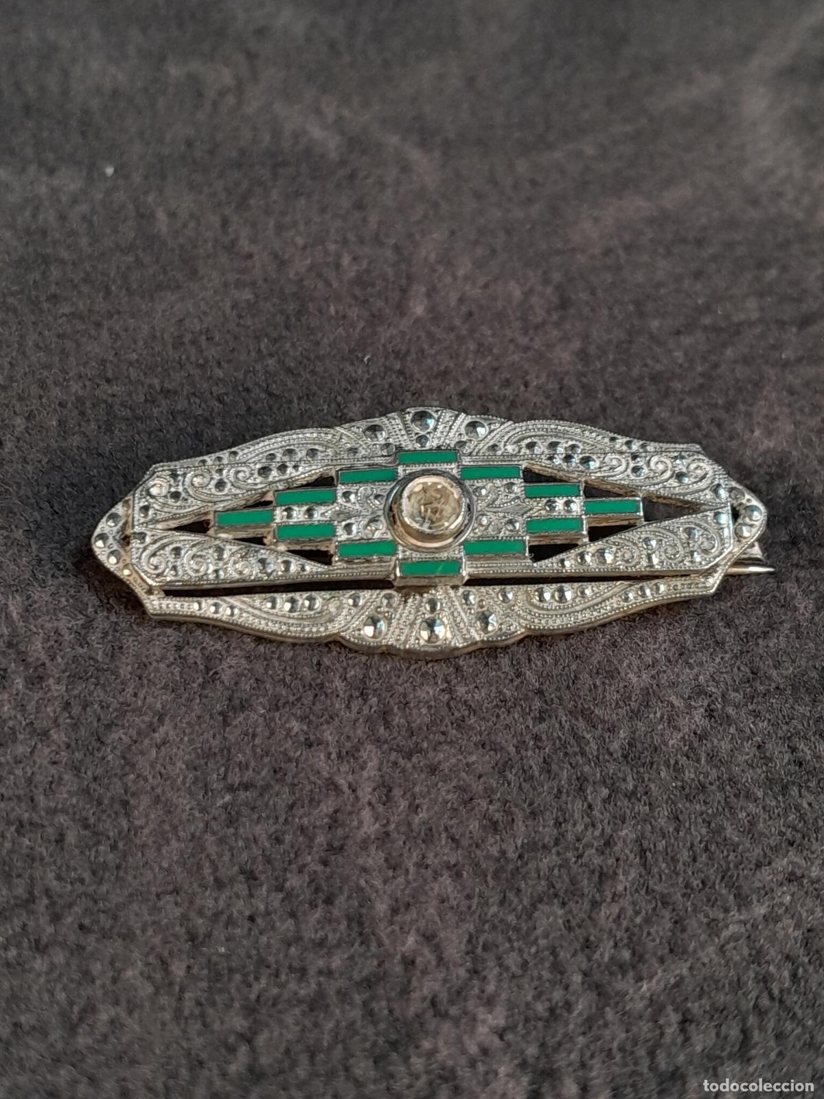 Joyeria: J-4495. BROCHE ART D&Eacute;CO CON ESMALTE VERDE Y CIRCONITAS. 1930 CA.