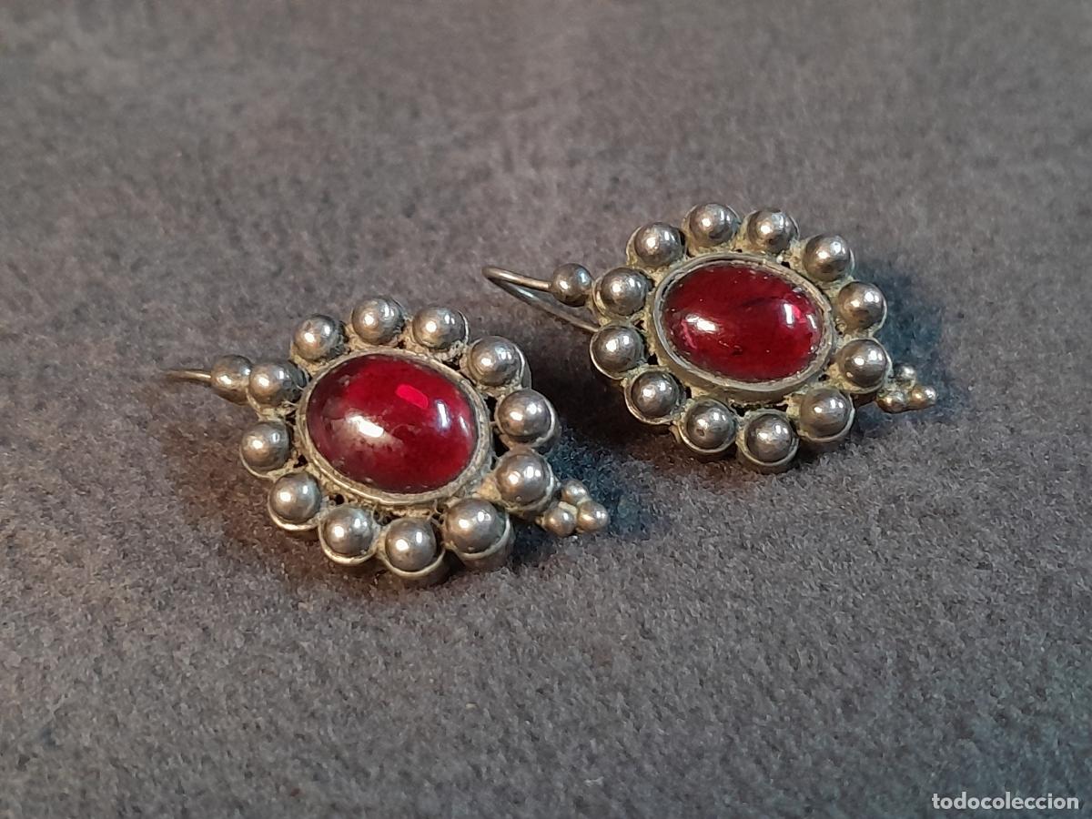 Joyeria: J-4496. PENDIENTES ANTIGUOS DE PLATA CON GEMA ROJA. SIGLO XX