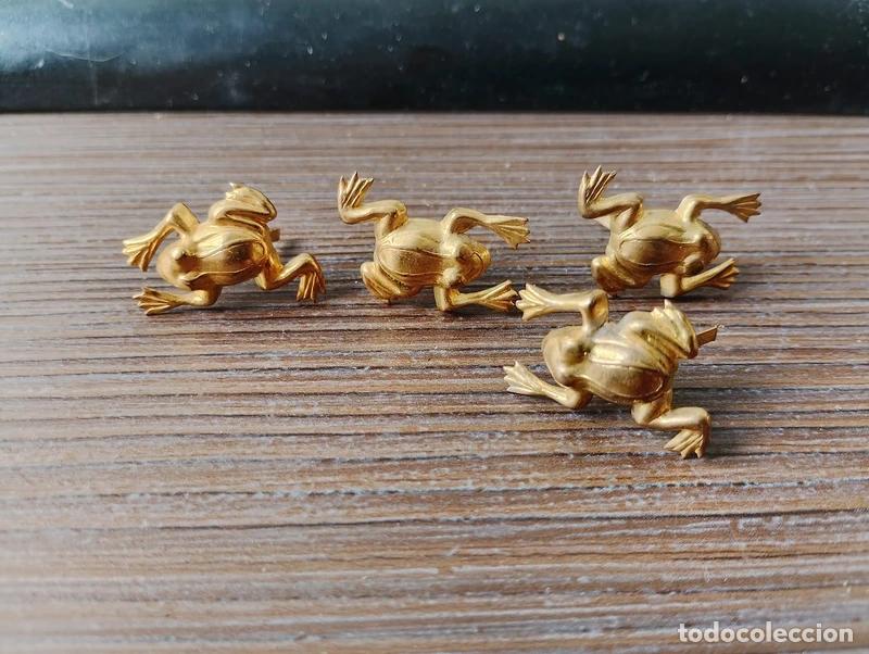 Gioielleria: Lote de 4 antiguos broches o alfileres de ojal con patillas con forma de rana. Fabricados en lat&oacute;n.