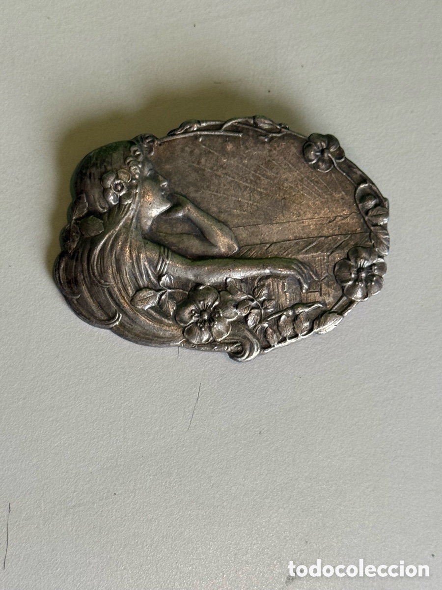 Joyeria: Broche modernista Art Nouveau mujer con flores relieve metal plateado a&ntilde;os 1900-1920