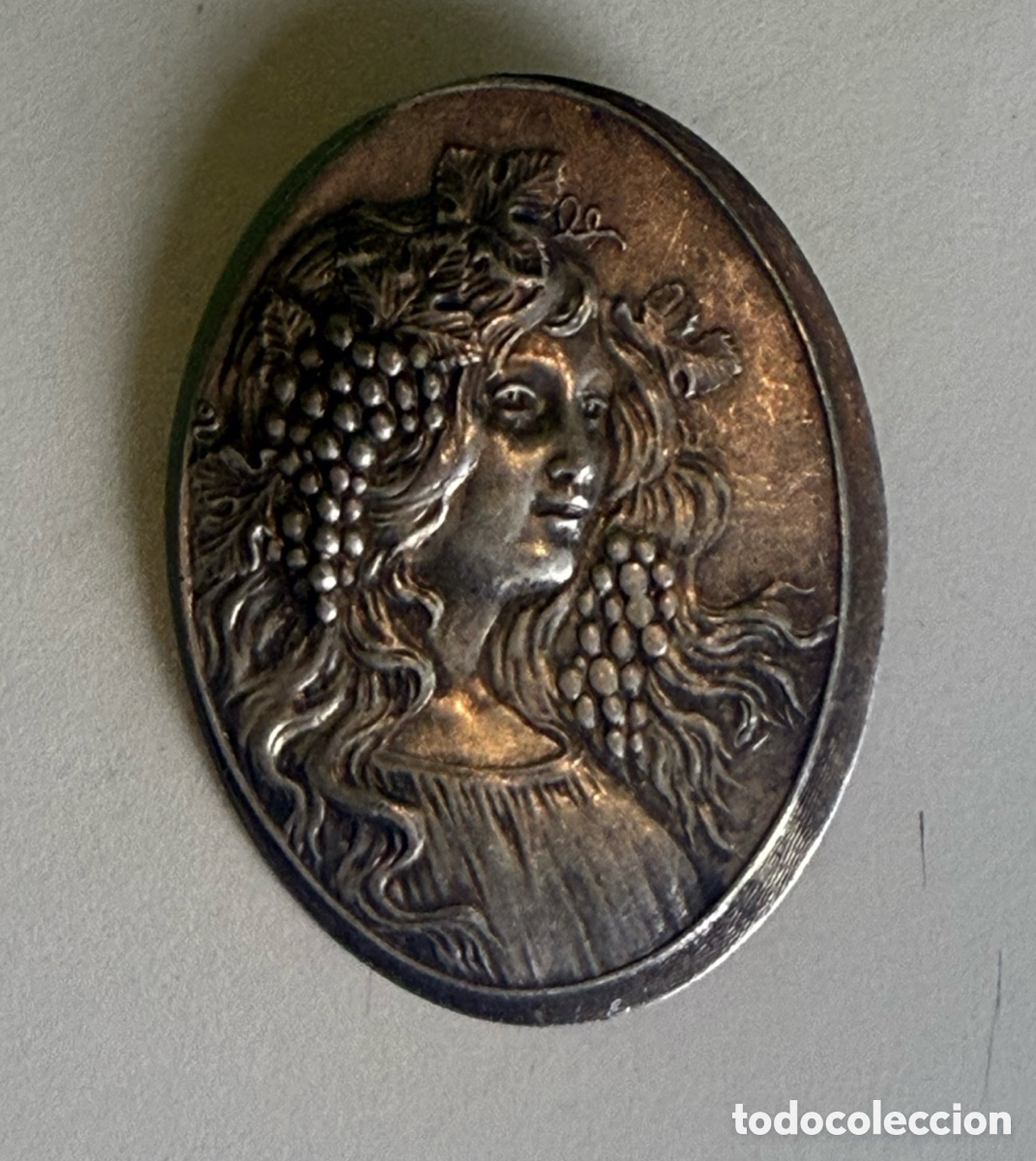 Joyeria: Broche modernista Art Nouveau mujer con racimos de uvas en relieve metal plateado a&ntilde;os 1900-1920