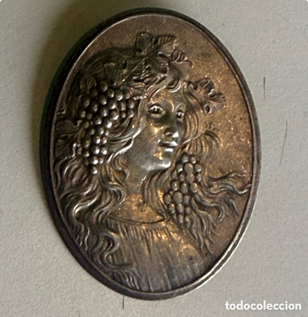 Joyeria: Broche modernista Art Nouveau mujer con racimos de uvas en relieve metal plateado a&ntilde;os 1900-1920