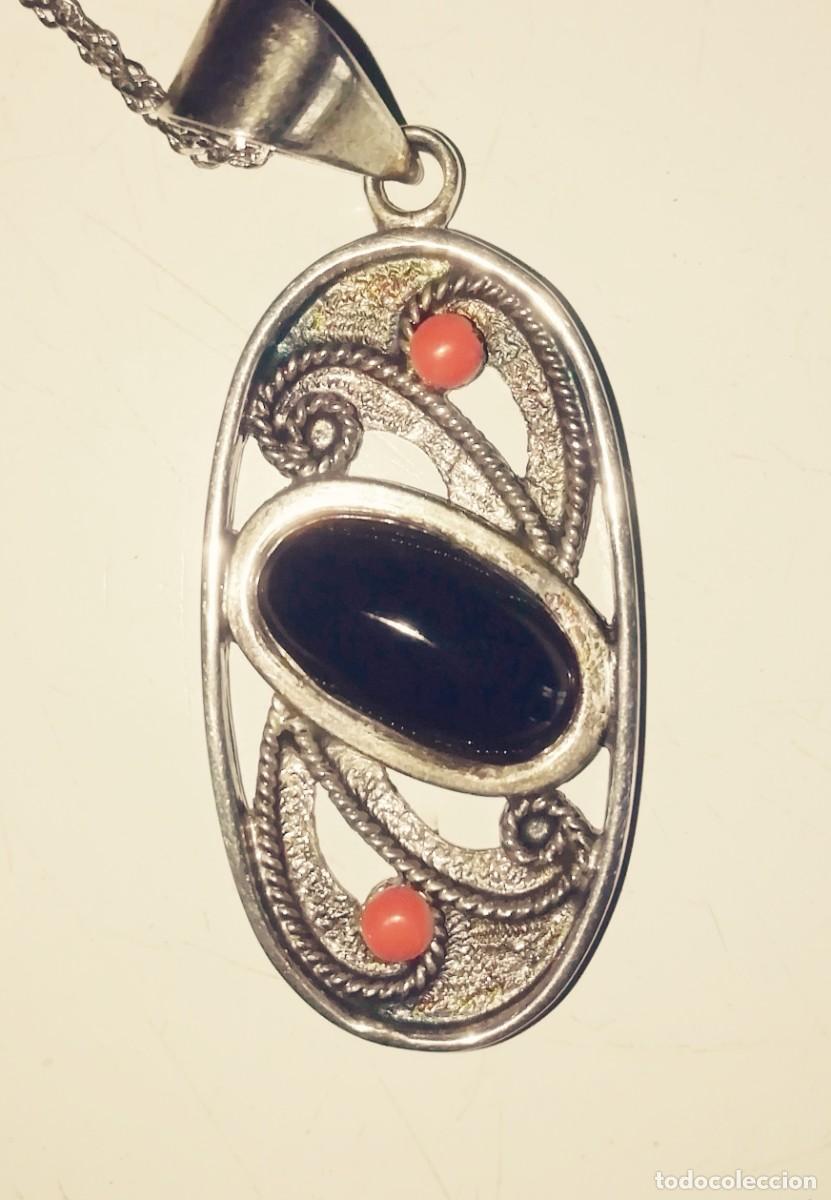 Joyeria: Colgante de plata con piedra de azabache y corales con cadena de plata