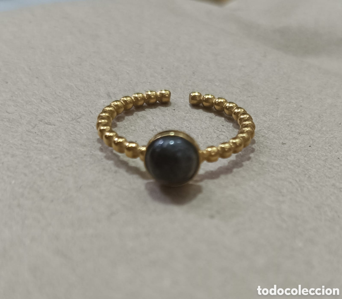Joyeria: Anillo Ajustable de Acero Inoxidable Dorado con Piedra Negra