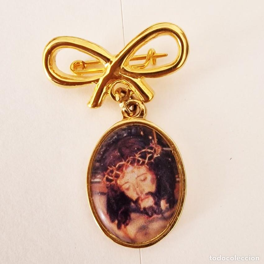 Joyeria: PIN BROCHE MEDALLA SANTO CRISTO DE LA YEDRA V&Aacute;LOR. Lazo Dorado Religioso Granada Alpujarra.