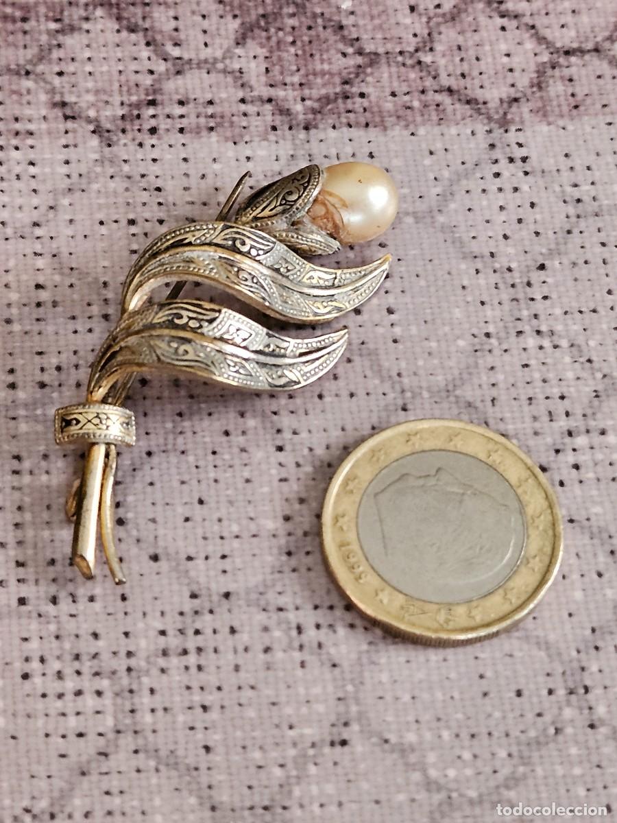Joyeria: Antiguo broche Metal Dorado Y Plateado Estilo Damasquinado Con Perla De Imitaci&oacute;n, A&ntilde;os 60.
