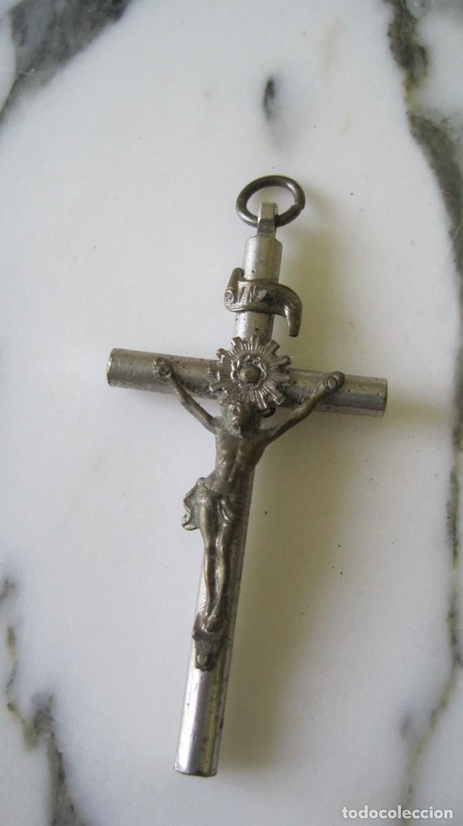 Joyeria: CRUCIFIJO DE METAL PLATEADO - CRISTO EN LA CRUZ - PP. S.XX