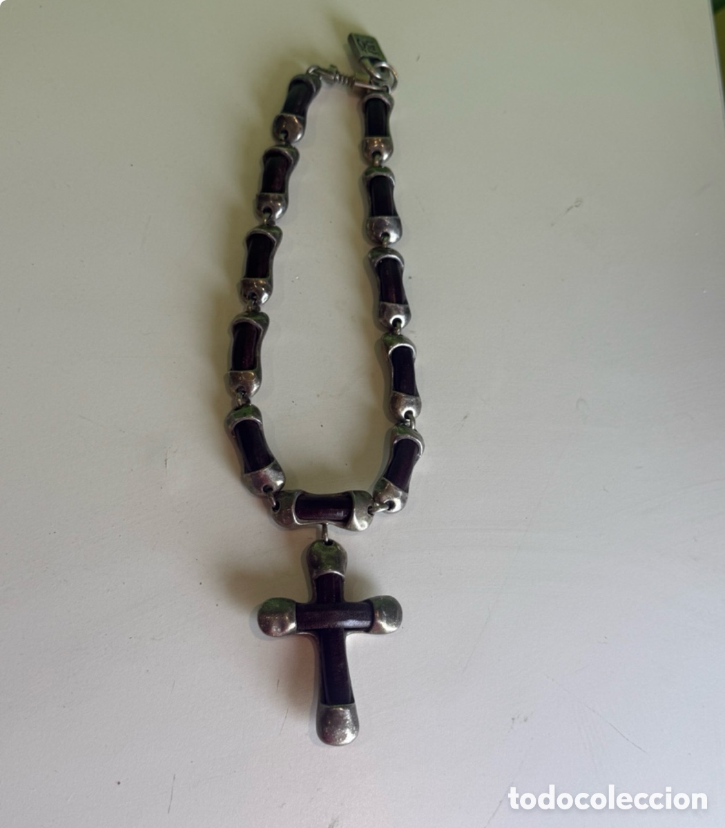 Joyeria: Collar Uno de 50 con cruz colgante plateada y negra Dise&ntilde;o original