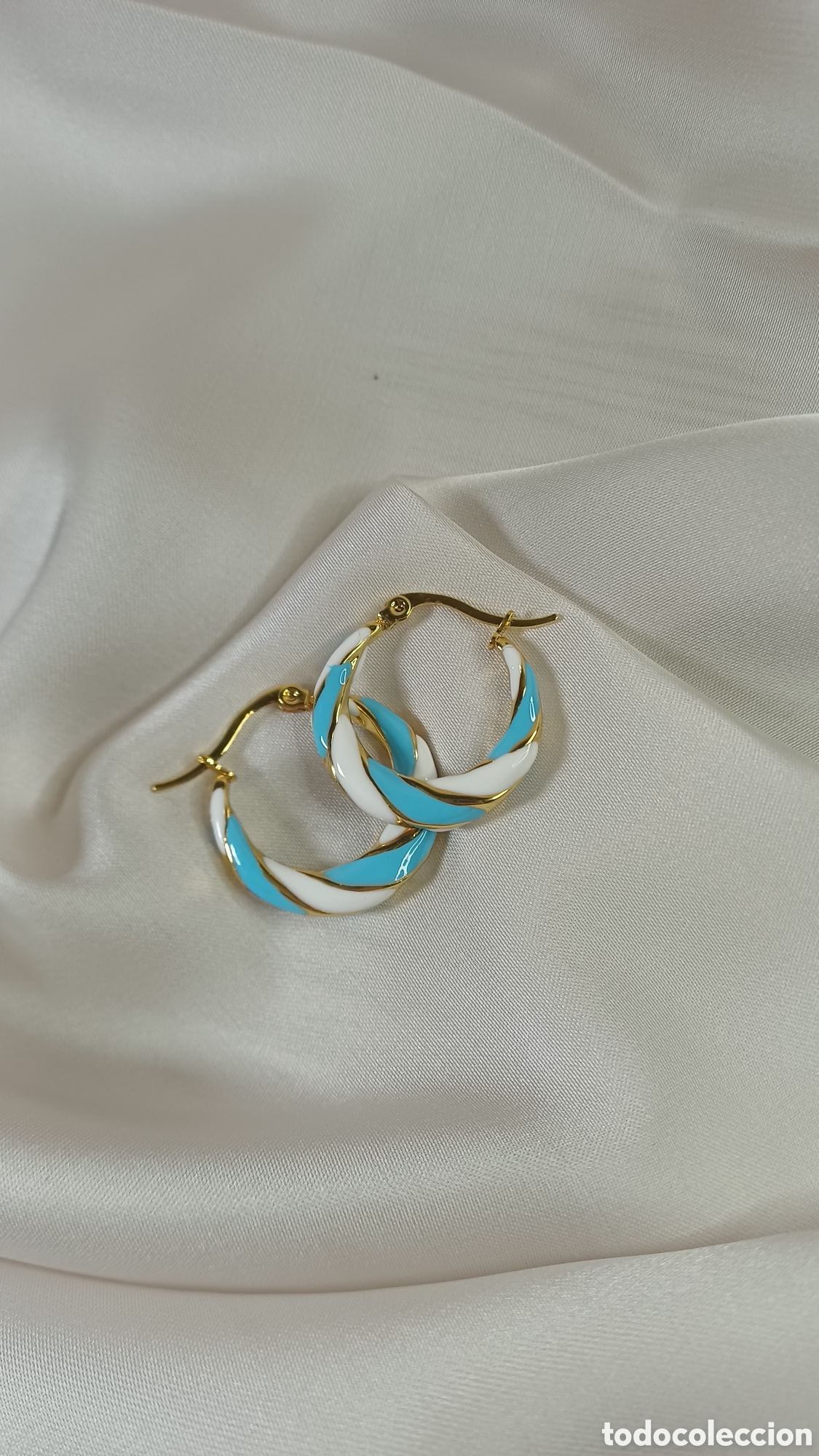 Joyeria: ARETES CHAPADO ORO 18 K ESMALTE BLANCO TURQUESA