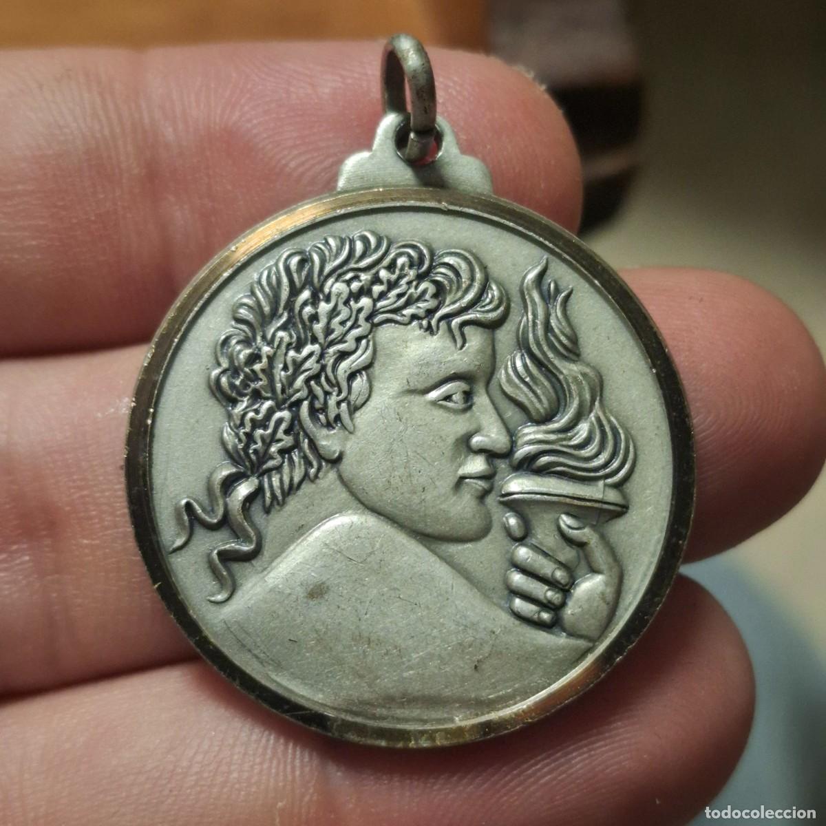 Joyeria: Bonita medalla colgante vintage de estilo cl&aacute;sico ( TEODOROFORO CON ANTORCHA OL&Iacute;MPICA)